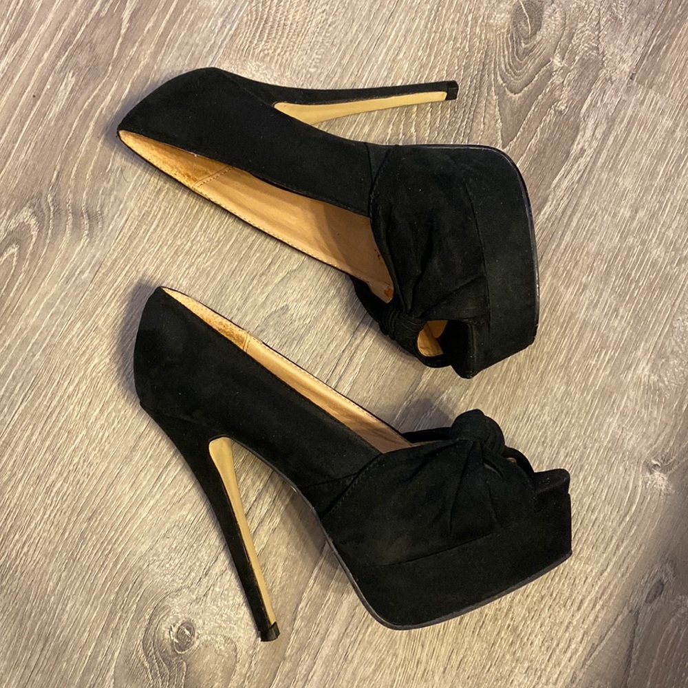 Suede pumps 6